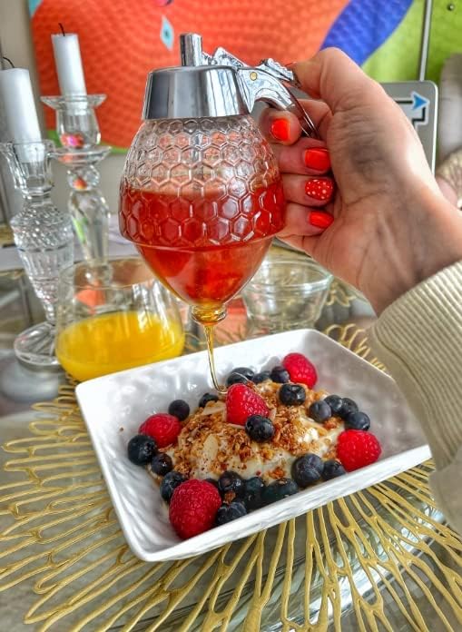 CLEVLI Glass Honey Dispenser – No Drips, No Trails Honey Container 8 Oz with Stand – Easy to Clean Honey Pot – Honey Jar with Dipper – Maple Syrup Dispenser – Syrup Holder with Honeycomb Design