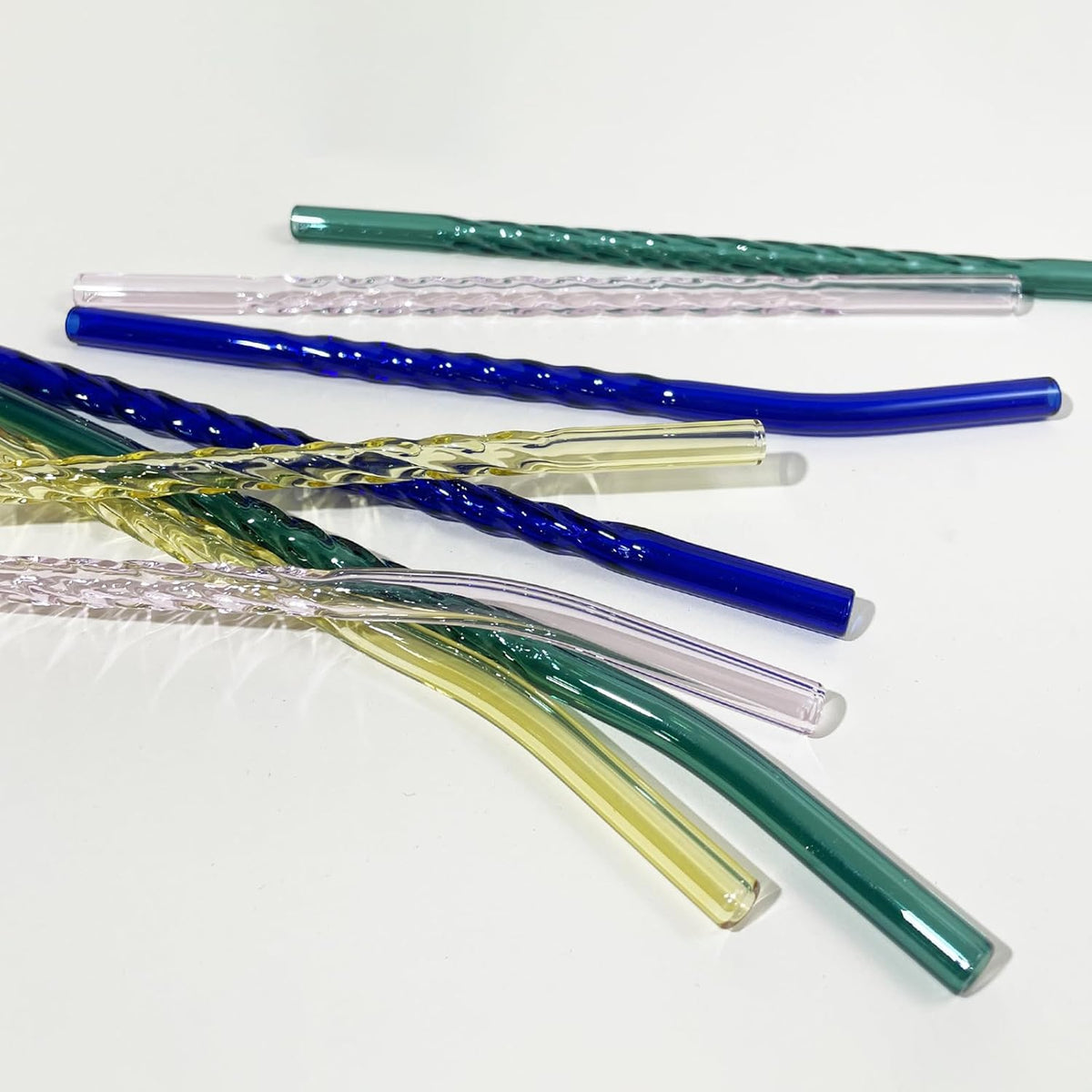 Reusable Glass Straws Clear Twist Shape Sets of 8 with 4 Bent and 4 Straight Straws & 2 Cleaning Brushes, 8 Inch x 0.3" Thick Glass Drinking Straw for Tumblers Gift Wrap Dishwasher Safe