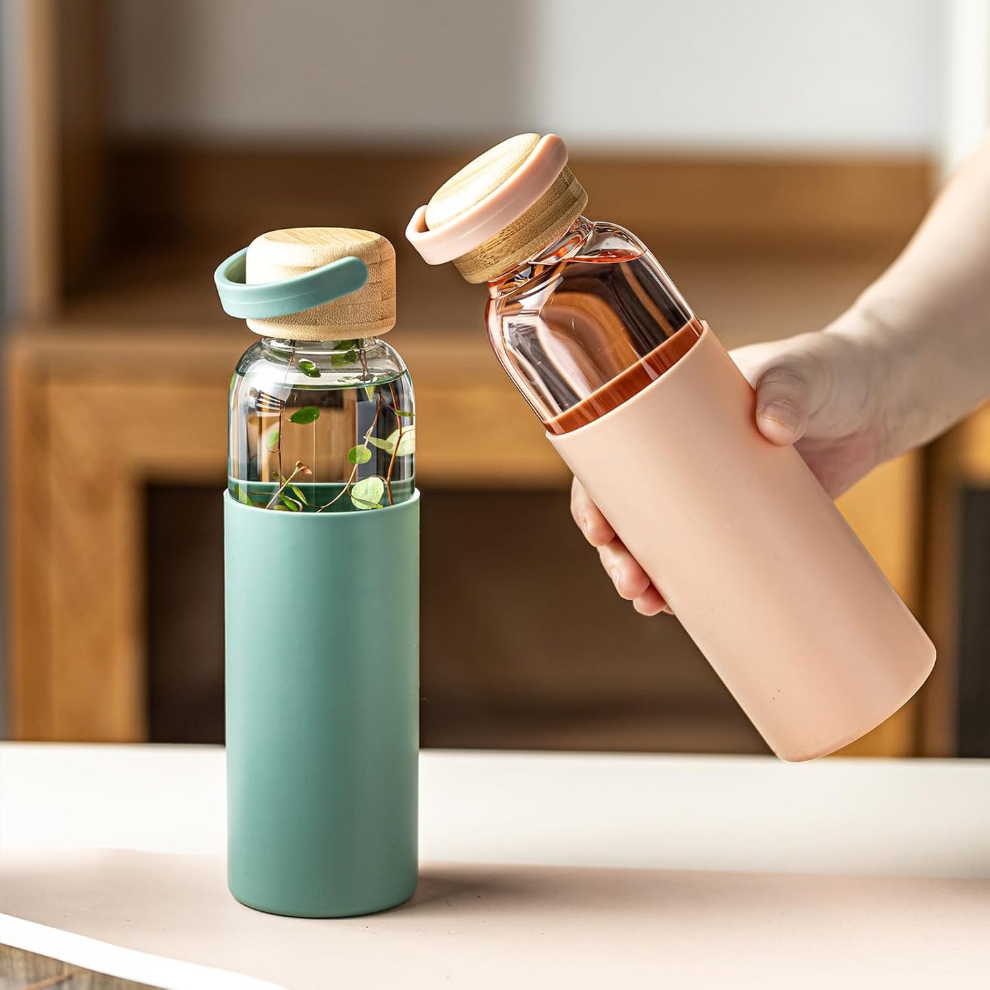 21oz Borosilicate Glass Water Bottles with Silicone Non-Slip Sleeve & Leak-Proof Lid-Reusable Drink Bottle for Office,Travel,Gym,Hiking-BPA Free,Ideal Gift for Home,Car &Fitness (Pink)